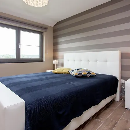 בית נופש Gorgeous Holiday With Indoor Pool In Tenneville *